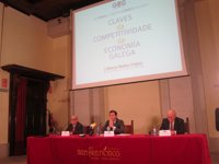 Feijóo cree que no se puede seguir gastando "tres veces más en farmacia que en universidades" y reclama medidas