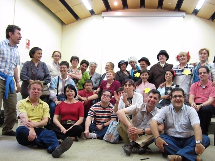 Participantes En Una Actividad Del Club De Lectura Voz Alta