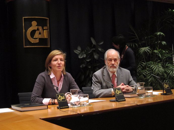 Directora De La Obra Social CAI, María González, Y El Catedrático, Manuel Cruz.