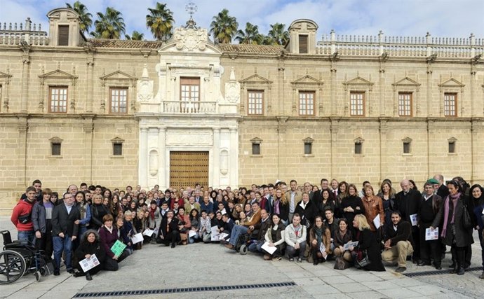 El Consejero Francisco Menacho Con Voluntarios Andaluces En El Parlamento