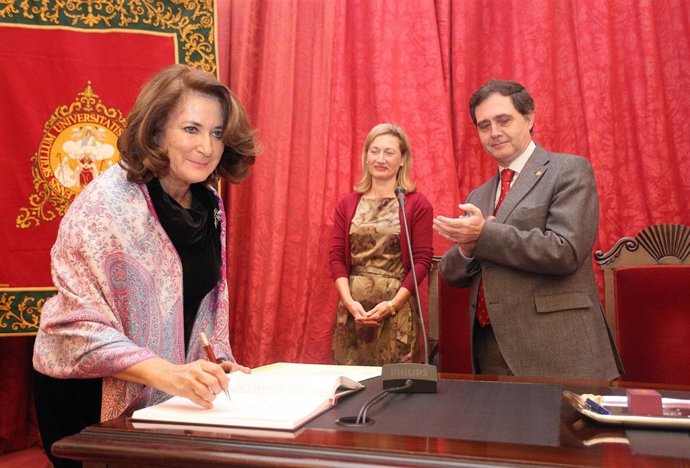 La Profesora Rosa Muñoz  Toma Posesión Como Defensora Universitaria