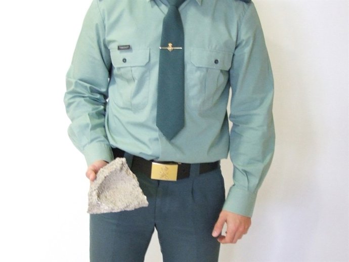 Un Agente Muestra Uno De Los Cascotes Arrojados A La A-7 En Almería