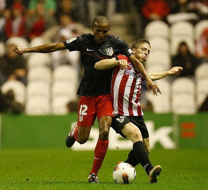Iker Munian Peleando Un Balón Con Assunçao
