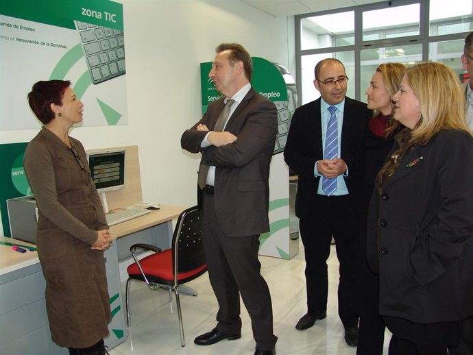 El Consejero De Empleo Visita La Nueva Oficina Del SAE De Huércal Overa