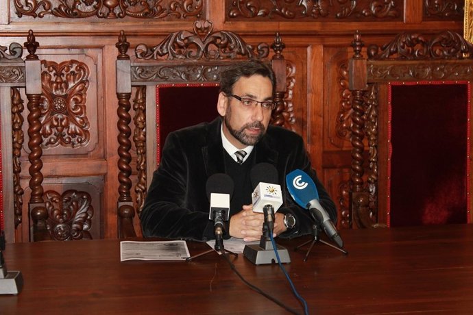 El Alcalde De Ayamonte, Antonio Rodríguez Castillo, Ante Los Medios.