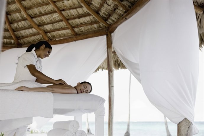 Imagen Nota De Prensa De Una Mujer Recibiendo Un Tratamiento