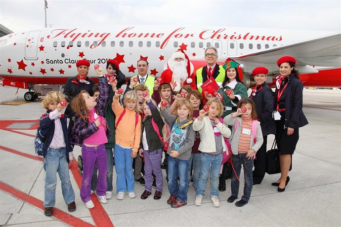 Álvaro Middlemann Con Escolares En Avión Navideño