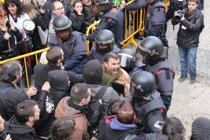 Carga Policial En La Universidad De Girona