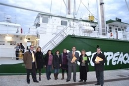 Pelegrí Visita El Buque De Greenpeace