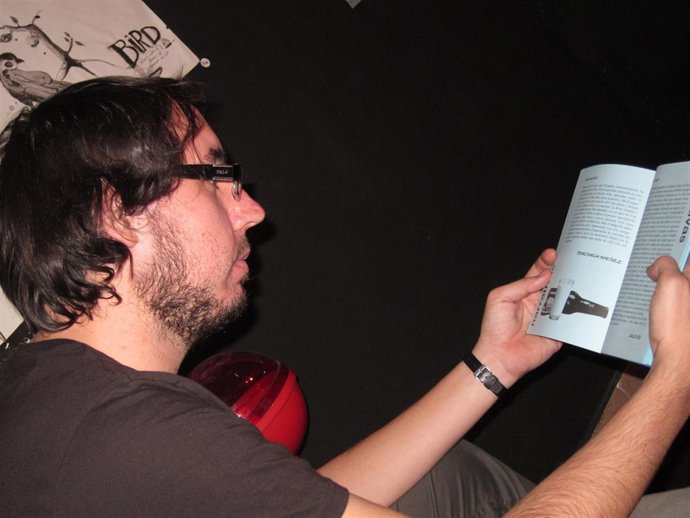 Basilio Pujante, Miembro De Colectivo Iletrados, Ojeando El 'Manifiesto Azul 11'