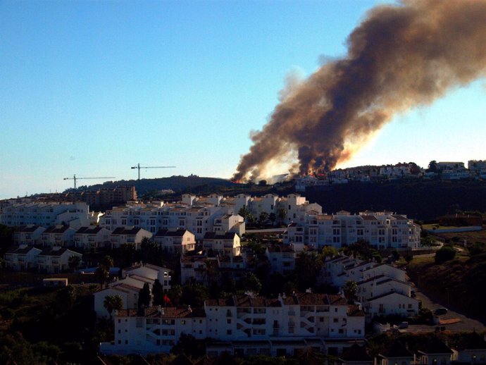 Incendio Forestal En Manilva (Málaga) Humo Fuego Casa Vivienda