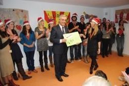 Miquel Barceló Recibe El Cheque Simbólico De 800 Euros.