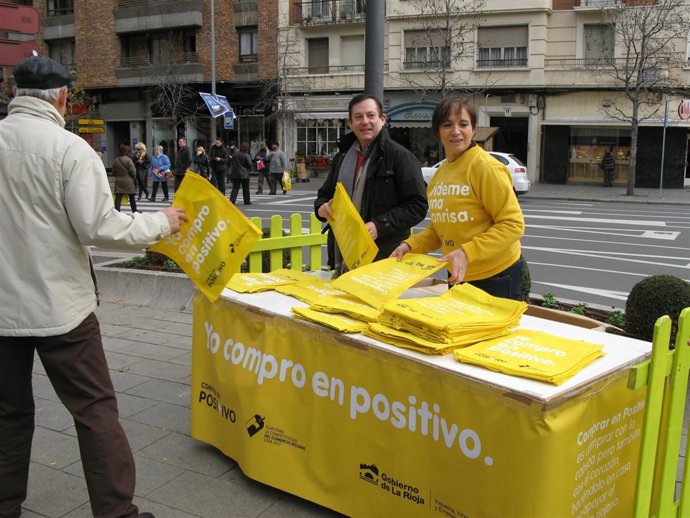 Erro Participa En El Reparto De Bolsas Ecológicas Y Reutilizables