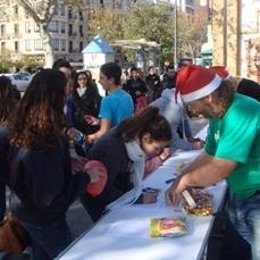 Padres Separados Vestidos De Papá Noel Informan A Los Ciudadanos.