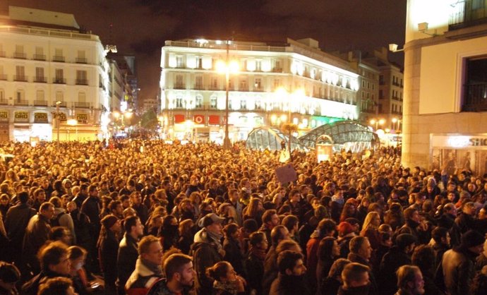 'Indignados' Se Concentran En Sol Por El Desalojo Del Hotel Madrid