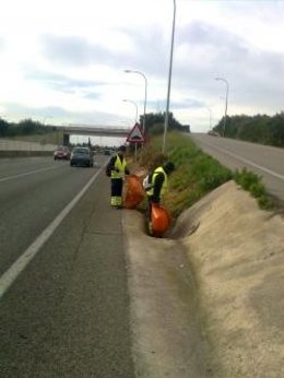 Trabajadores Limpiando Las Aceras De Las Carreteras De Mallorca.