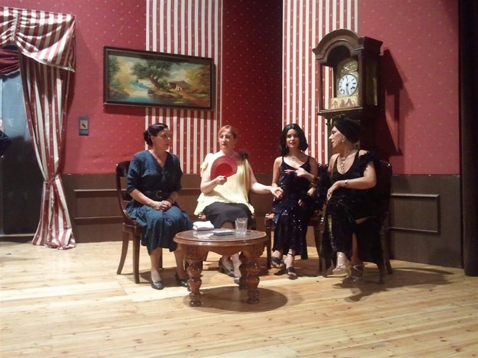 Una De Las Escenas De La Obra 'El Cadáver Del Señor García'        