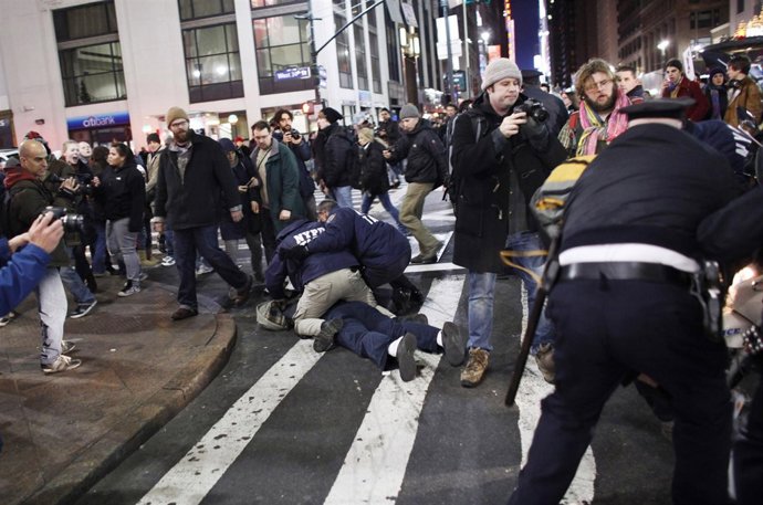 Policía Detienen A Manifestantes De Occupy Wall Street En Nueva York 