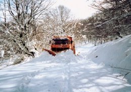 Una Máquina Quitanieves En Una Carretera Nevada. 