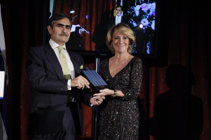 Aguirre Recogiendo El Galardón