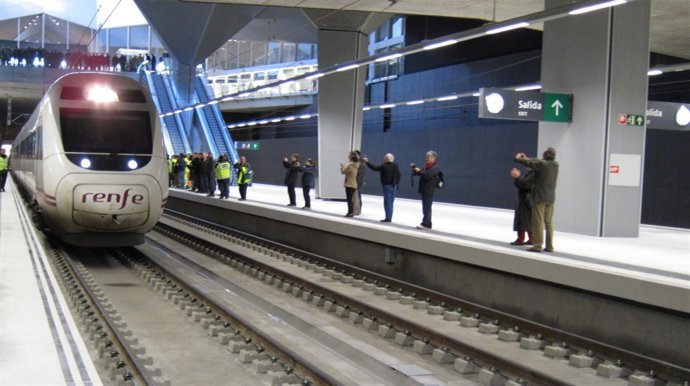 Llegada Del Primer Tren A La Nueva Estación De Ferrocarril De Logroño 