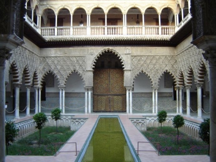 Patio De Las Doncellas, En El Palacio Mudéjar.