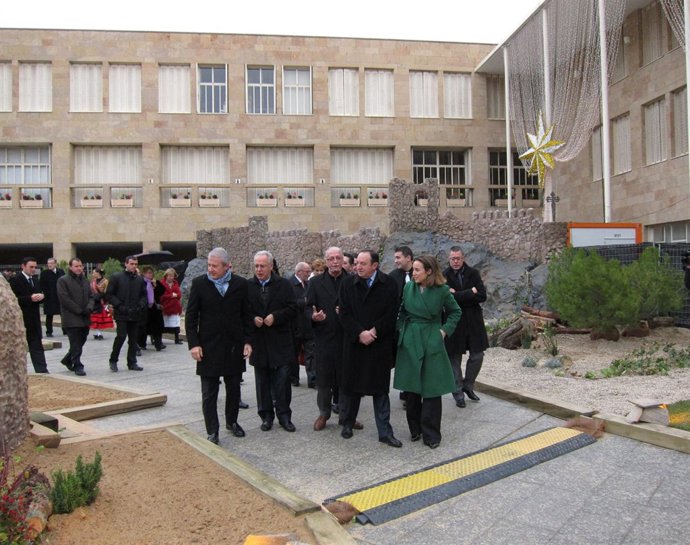 Cuca Gamarra Y Pedro Sanz Encabezan La Visita Al Belén Del Ayuntamiento