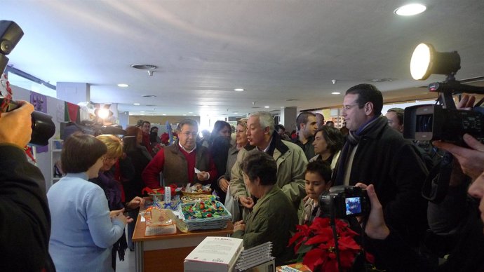 OTRAS DOS FOTOS DENTRO DEL MERCADILLO