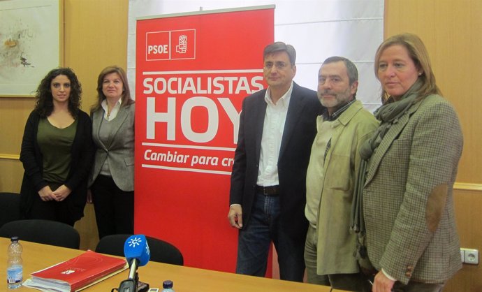 Aguilar, Junto A Otros Milintantes Socialistas Miembros Del Movimiento