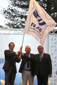 El alcalde recoge la bandera de la ISAF que ondeará en Santander durante el Mundial de Vela 2014