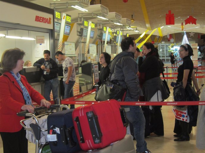 Pasajeros De Iberia Facturando En Los Mostradores De La T4