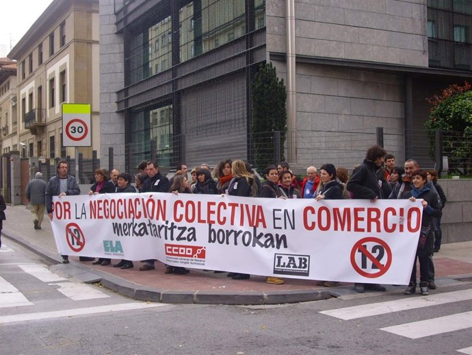Concentración De ELA, CCOO Y LAB Por La Negociación En El Comercio.