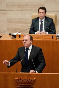 Monago alerta del "desapego" de "formar parte de España" si los gobiernos autonómicos siguen cada uno con su "invento"