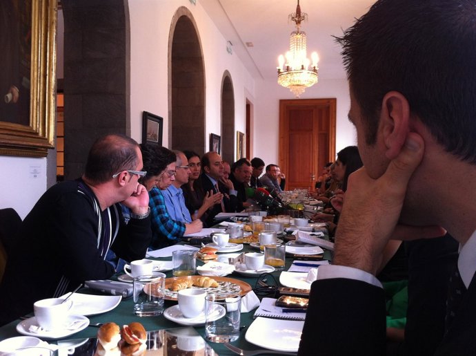 El Alcalde De Las Palmas De Gran Canaria, Juan  José Cardona, Con Los Medios