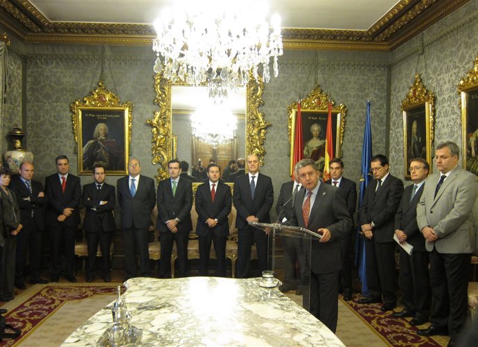 El Consejero Álvaro Miranda Firma Un Acuerdo Con Ocho Bancos.