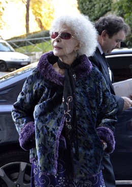 La Duquesa De Alba Saliendo De Un Coche