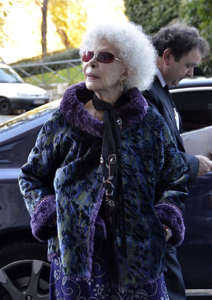 La Duquesa De Alba Saliendo De Un Coche