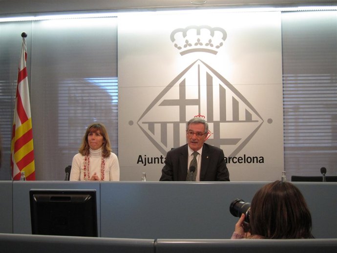 La Concejal De Barcelona Mercè Homs Y El Alcalde Xavier Trias