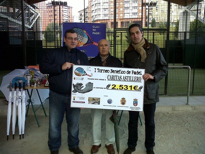 El Párroco, En El Centro, Recoge El Cheque