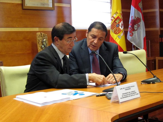 Escaja (Izquierda) Y Sáez Aguado (Derecha) Conversan Tras Una Rueda De Prensa