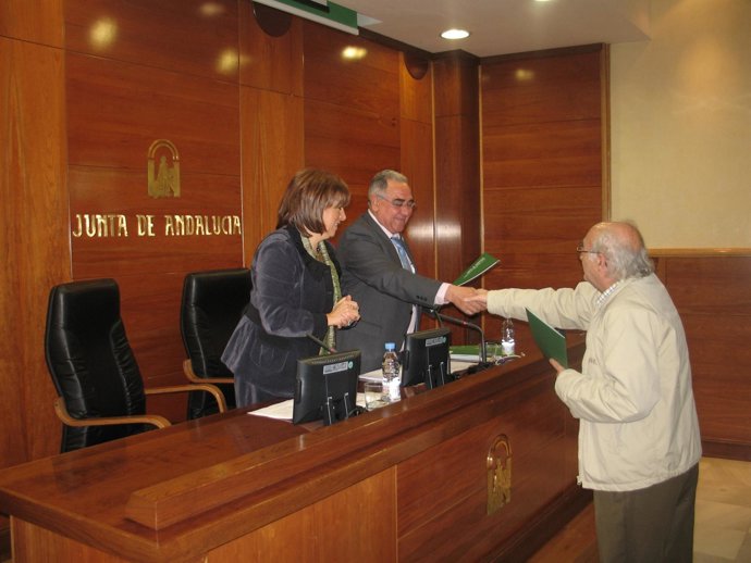 Gálvez Y Lara En El Acto De Entrega De Resoluciones A Almazaras.