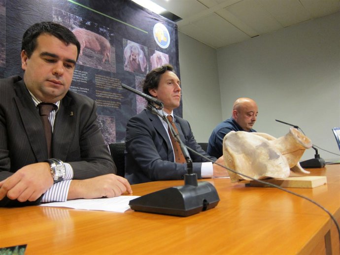 Por La Izquierda,  Iglesias, Longo Y Celorio, En El Acto De Presentación.. 