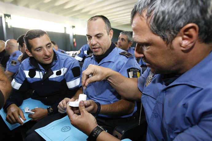 Agentes de Policía Local con un detector de drogas