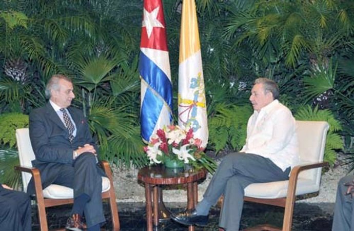 Alberto Gasbarri Y Raúl Castro.