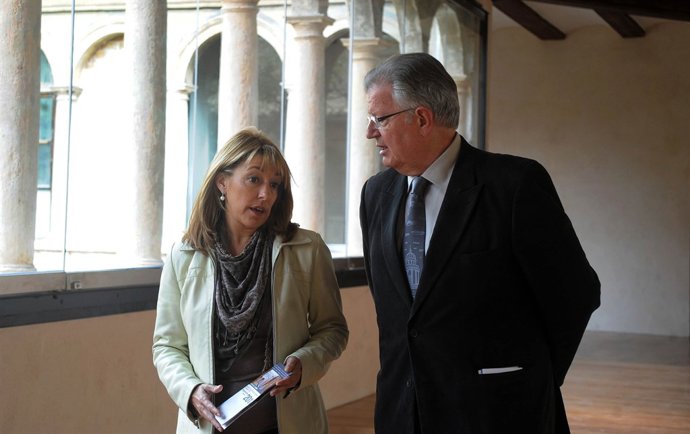 Felipe Garín en el Centre del Carme junto a la exconsellera Trini Miró.