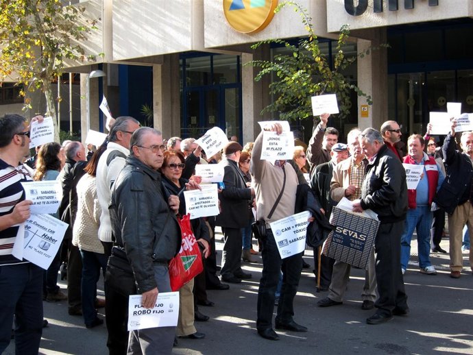 Protesta De Adicae Frente A Sede De La CAM