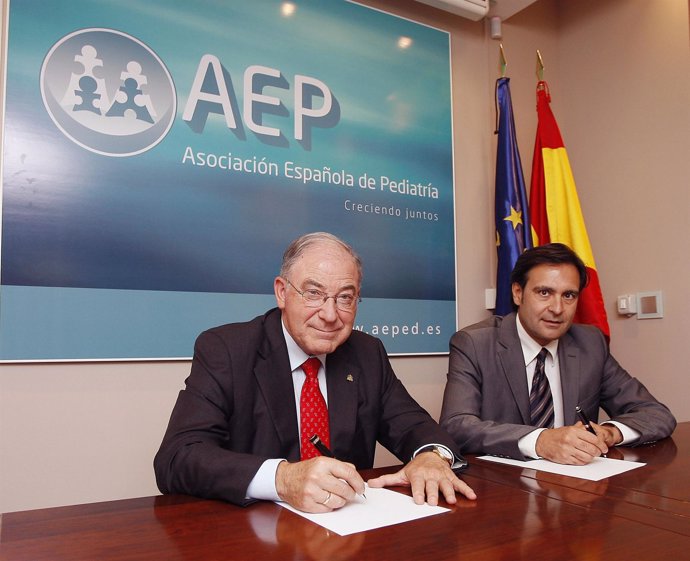 Los Representantes De AEP Y Artiach Durante La Firma Del Acuerdo
