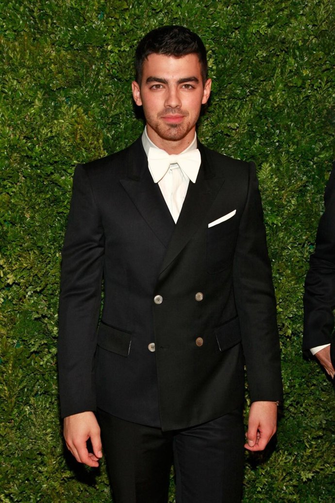 JOE JONAS DE TRAJE