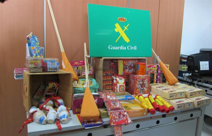 Material Pirotécnico Intervenido Por La Guardia Civil En Cádiz