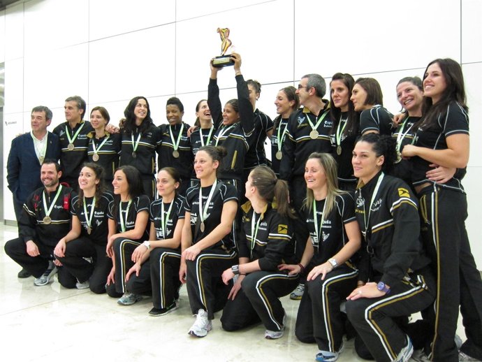 La Selección Española Femenina De Balonmano Con Su Bronce